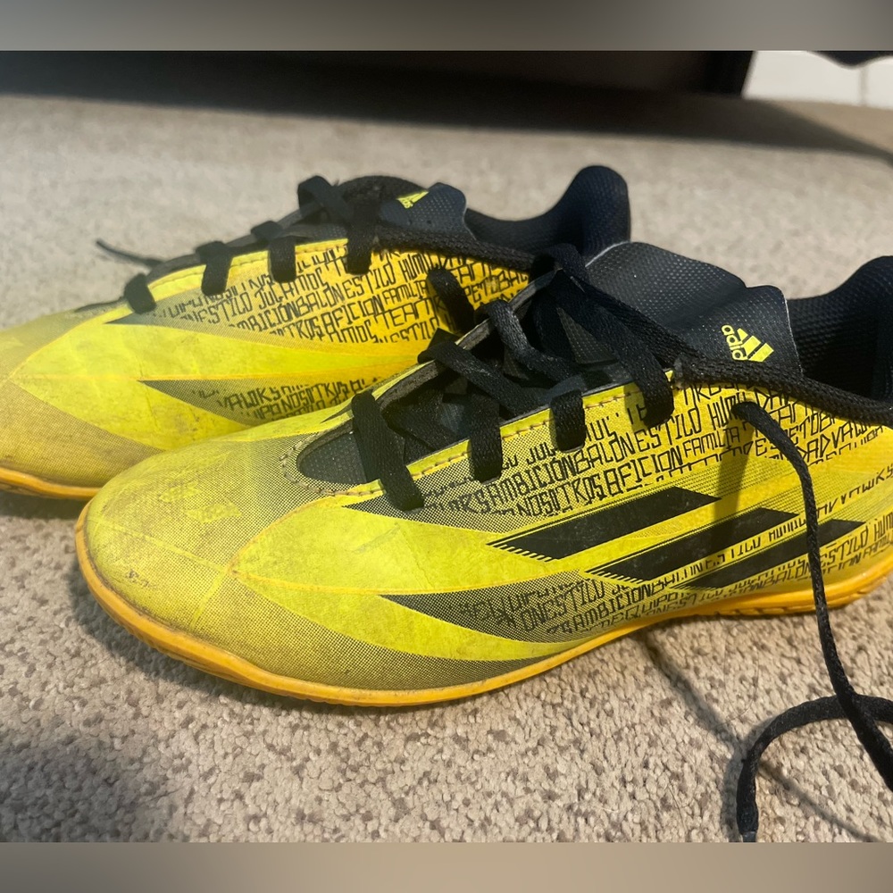 Adidas Messi 4 Indoor Soccer Shoes. Size 2.